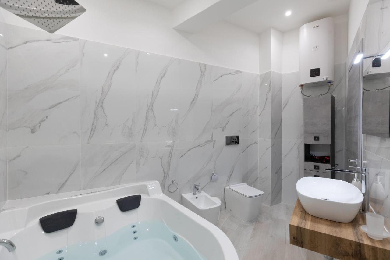 My Brilliant Home With Jacuzzi 2 Steps From St Toledo Napoli Bagian luar foto