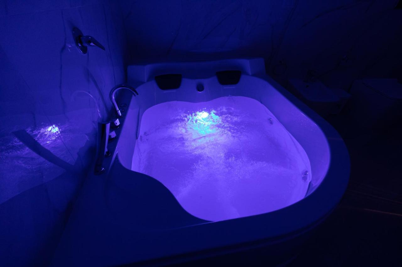 My Brilliant Home With Jacuzzi 2 Steps From St Toledo Napoli Bagian luar foto