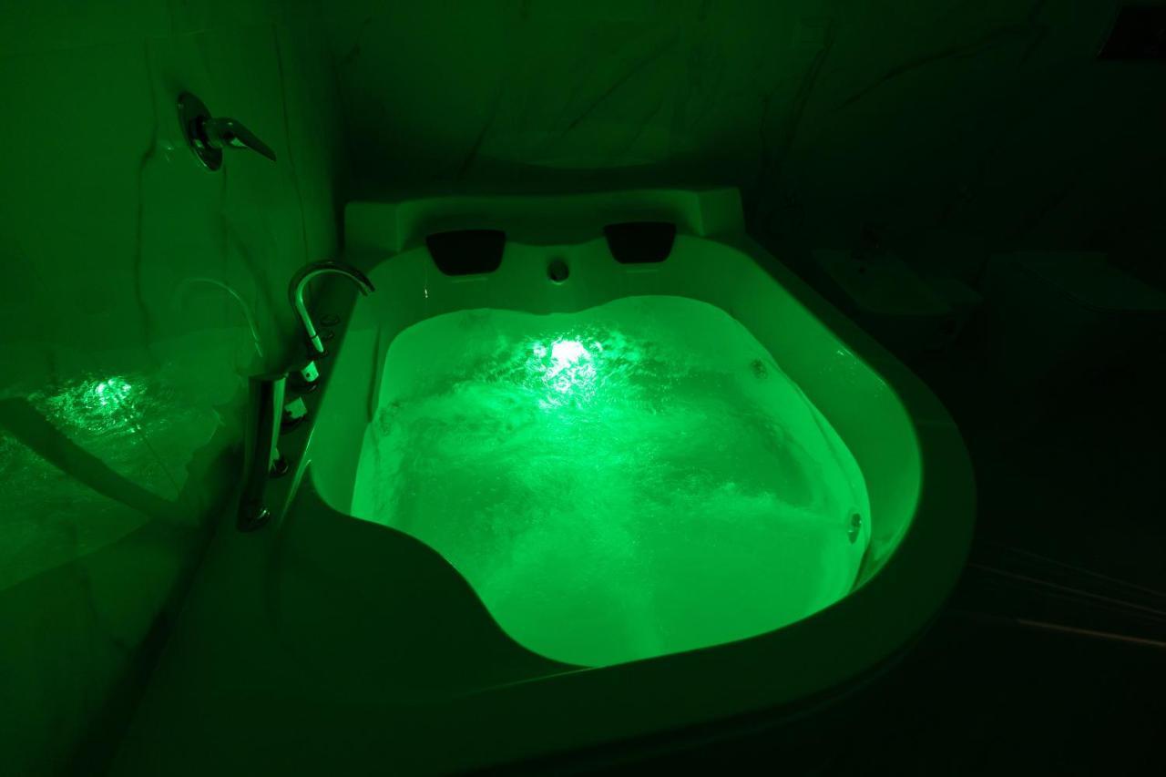 My Brilliant Home With Jacuzzi 2 Steps From St Toledo Napoli Bagian luar foto