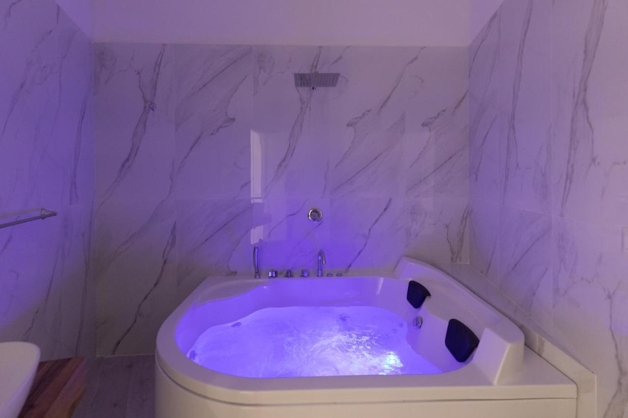 My Brilliant Home With Jacuzzi 2 Steps From St Toledo Napoli Bagian luar foto