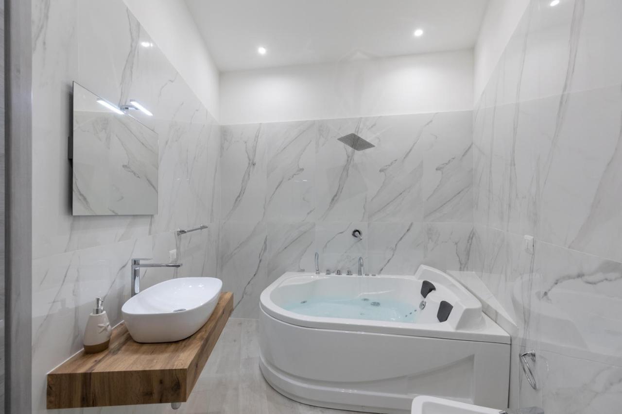 My Brilliant Home With Jacuzzi 2 Steps From St Toledo Napoli Bagian luar foto