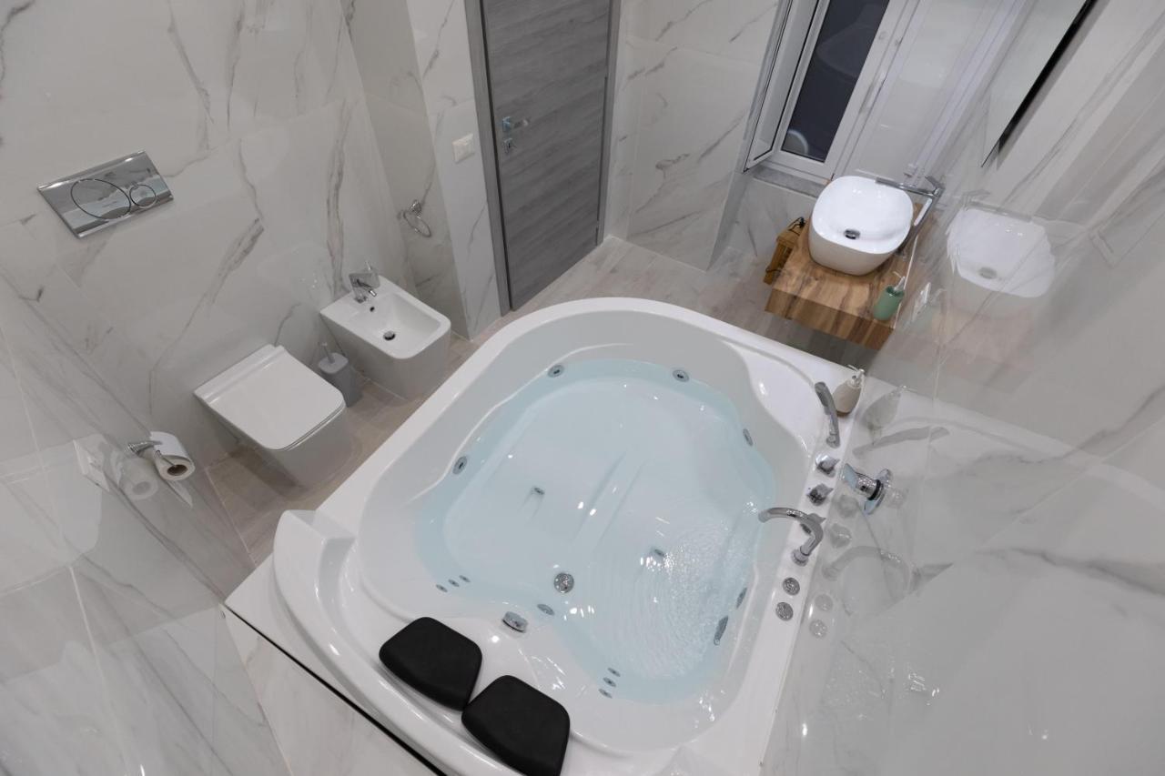 My Brilliant Home With Jacuzzi 2 Steps From St Toledo Napoli Bagian luar foto